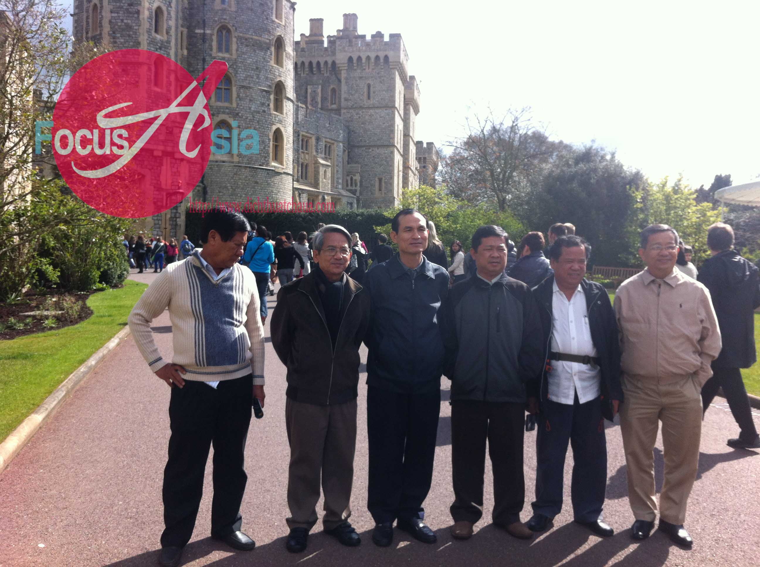 Interpreting for the Vietnamese tour group at Windsor Castle-United Kingdom of Asian Translation and Interpreting